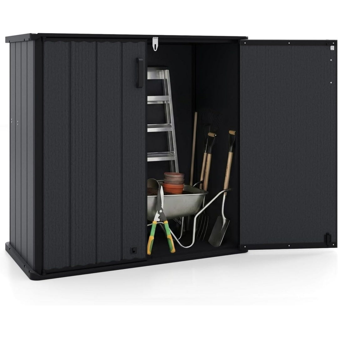 Gartenschrank Blau schwarz 120 x 65 x 117 cm Aufbewahrungsbox wetterfest aus Kunststoff ( ) Geraeteschuppen mit abschliessbarer Doppeltuer jt1117405